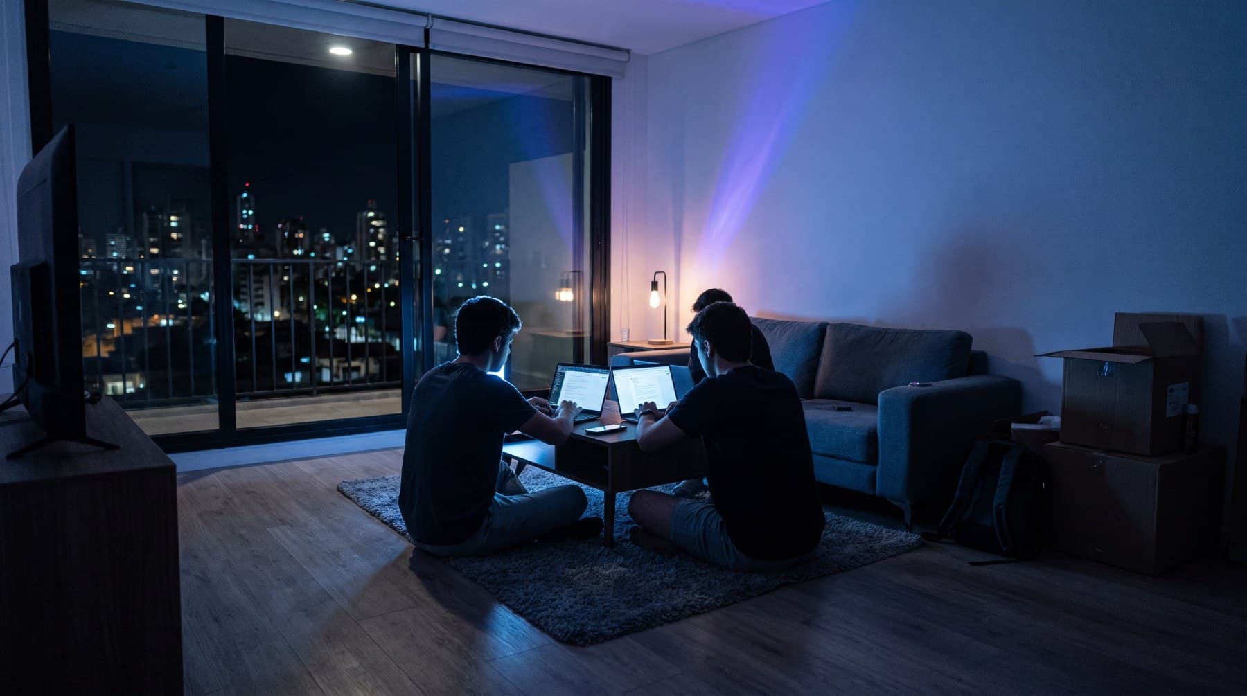 Departamento en Montevideo de noche, visto desde adentro
